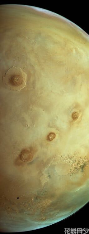 火星快车的火星视图,有巨大的火山、云层、陨石坑和来自月球的光弹。