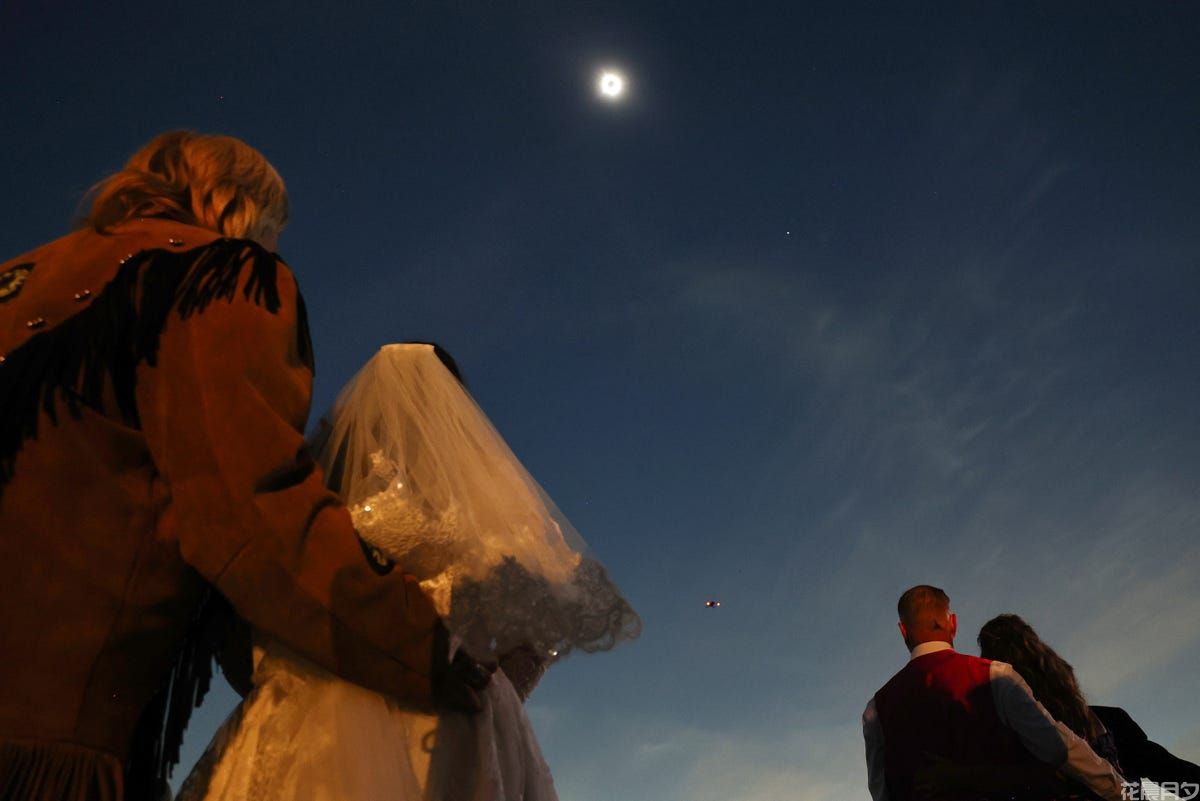 Total solar eclipse 2024 mass wedding Arkansas gettyimages-2147617862