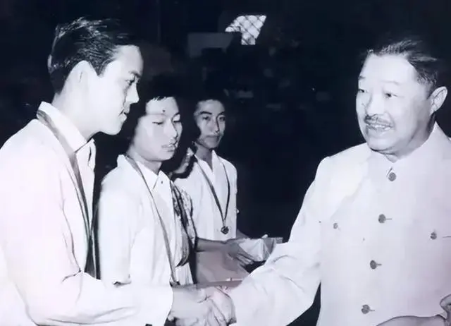 贺老总战功卓著，毛主席为何不让他去部队，反而让他去管体育？_贺老总战功卓著，毛主席为何不让他去部队，反而让他去管体育？_