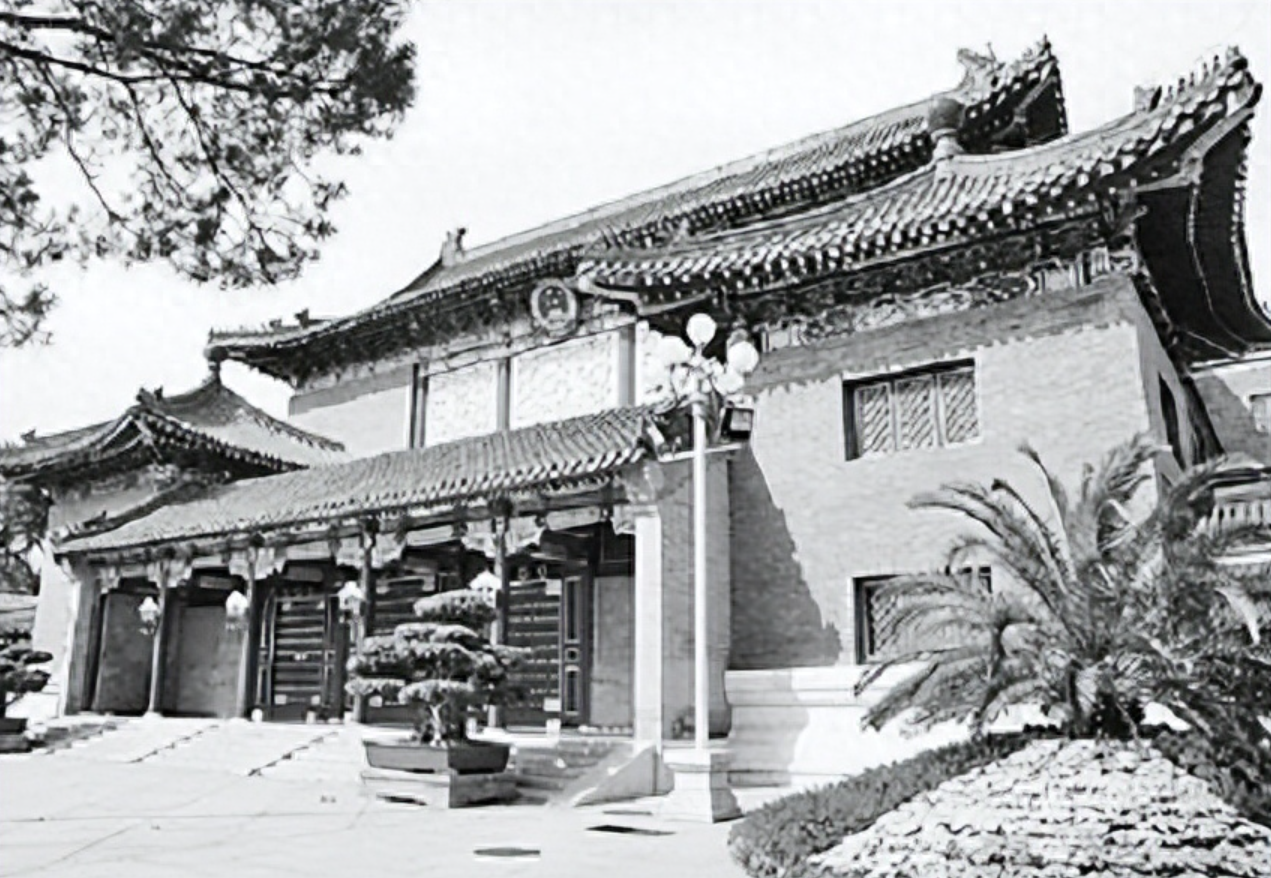 _中南海为何不挂“中央人民政府”牌匾?周总理反对,伟人指出缘由_中南海为何不挂“中央人民政府”牌匾?周总理反对,伟人指出缘由