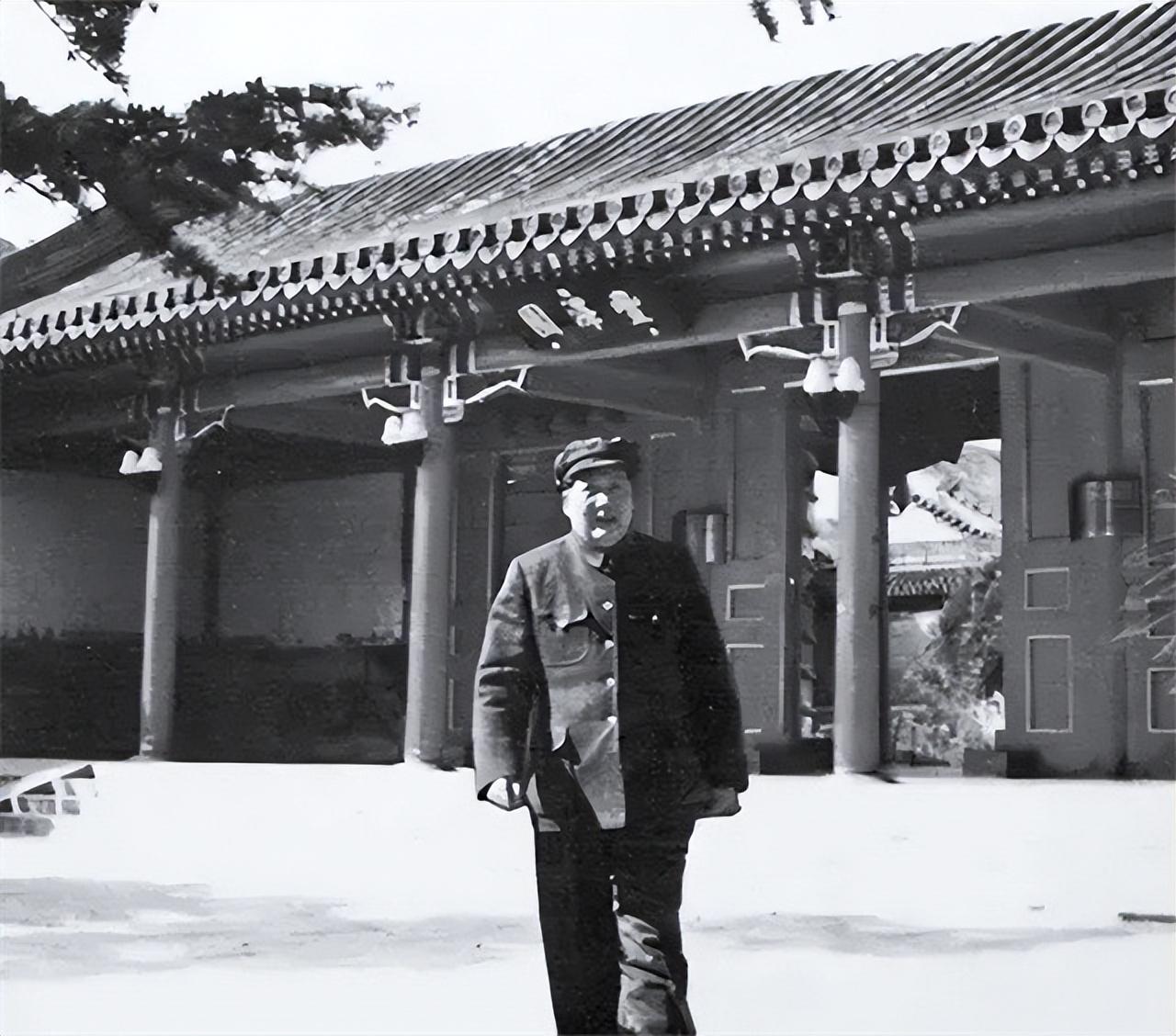 中南海为何不挂“中央人民政府”牌匾?周总理反对,伟人指出缘由_中南海为何不挂“中央人民政府”牌匾?周总理反对,伟人指出缘由_