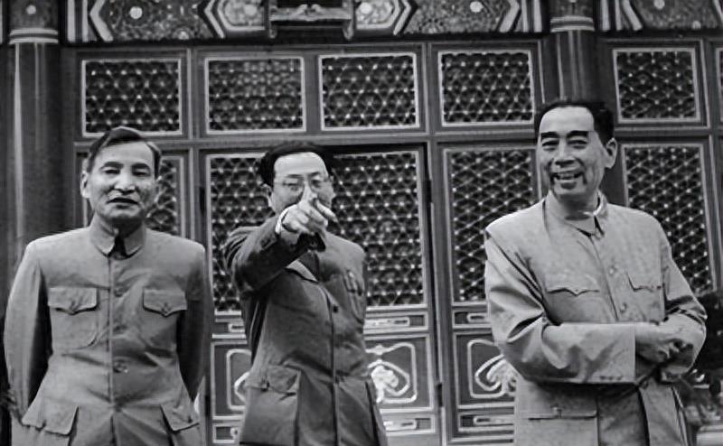 中南海为何不挂“中央人民政府”牌匾?周总理反对,伟人指出缘由__中南海为何不挂“中央人民政府”牌匾?周总理反对,伟人指出缘由