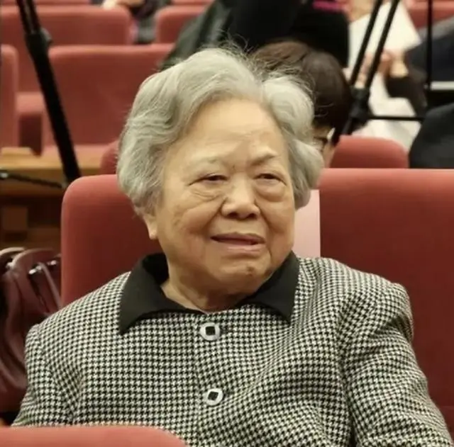她是第一张大字报的受害者，平反后官至副国级，丈夫也是副国级__她是第一张大字报的受害者，平反后官至副国级，丈夫也是副国级