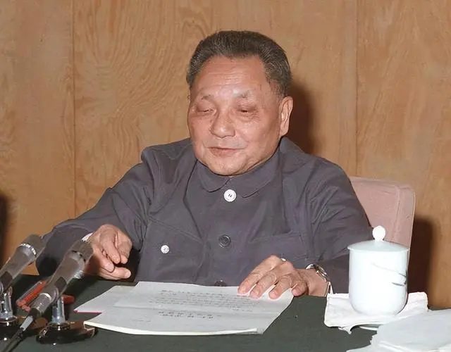 _85年百万大裁军，邓小平提出从“头”开始，说：得罪人的事交给我_85年百万大裁军，邓小平提出从“头”开始，说：得罪人的事交给我