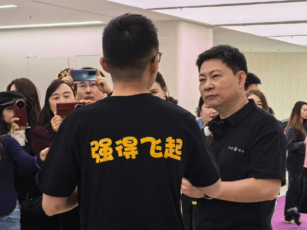 _智界新S7开启大规模交付 余承东为首批车主交付新车_智界新S7开启大规模交付 余承东为首批车主交付新车
