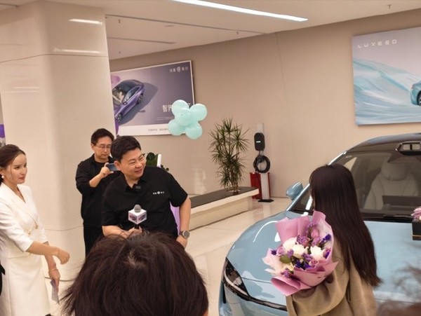 智界新S7开启大规模交付 余承东为首批车主交付新车_智界新S7开启大规模交付 余承东为首批车主交付新车_