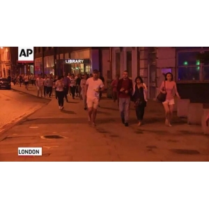 英国伦敦恐怖袭击中拿着啤酒漫步街头的淡定哥被称为英雄