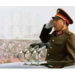 他是秦基伟之子，去越南参战前含泪辞行，被父亲臭骂：这小仗算啥
